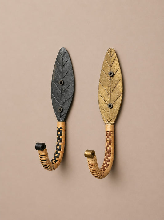 Patère en forme de feuille ou plume en matière métallique et bois, osier de couleur or et noir. Fixation murale avec possibilité de les mettre dans l'entrée, cuisine, salle de bain, chambre. Ajoutez un style unique et épurée à votre décoration.