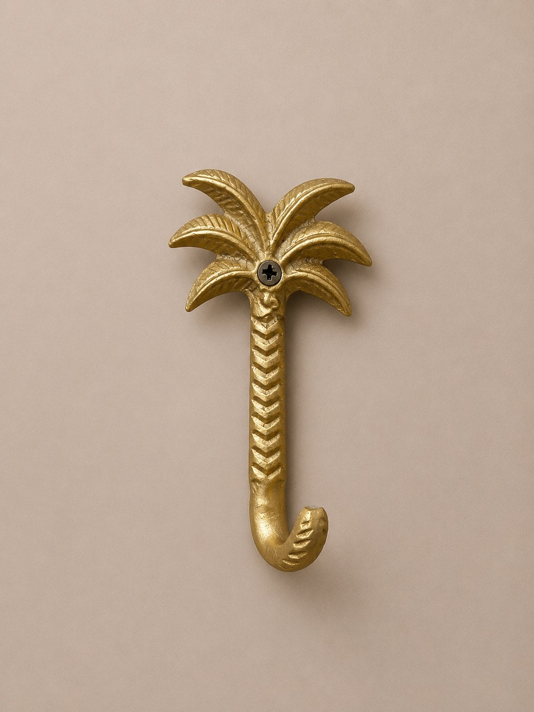 Patère en métal doré, crochet simple de forme palmier. Fixation murale qui peut être mit dans une chambre, salle de bain pour servir de porte clés, porte vêtements ou porte serviettes. Rajoutez une décoration bohème dans votre intérieur.