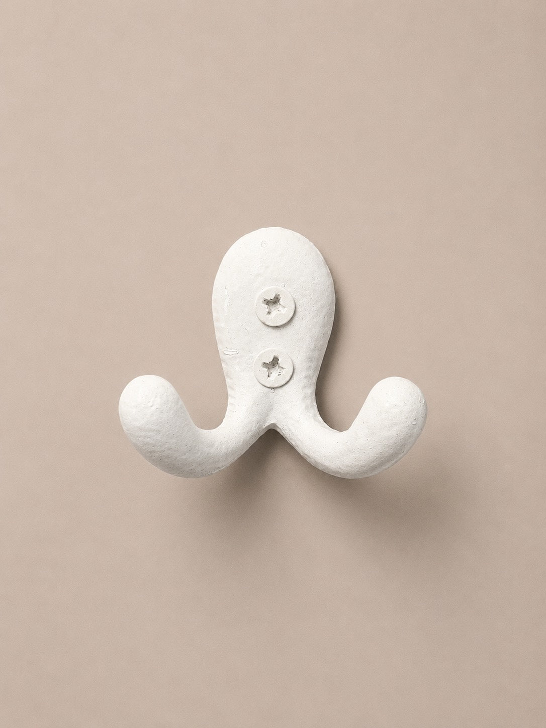 Patère en double crochet, en metal blanc. Fixation murale pour porter des torchons, des clés ou encore faire porte manteaux. Idéal dans une salle de bain, cuisine ou entrée.