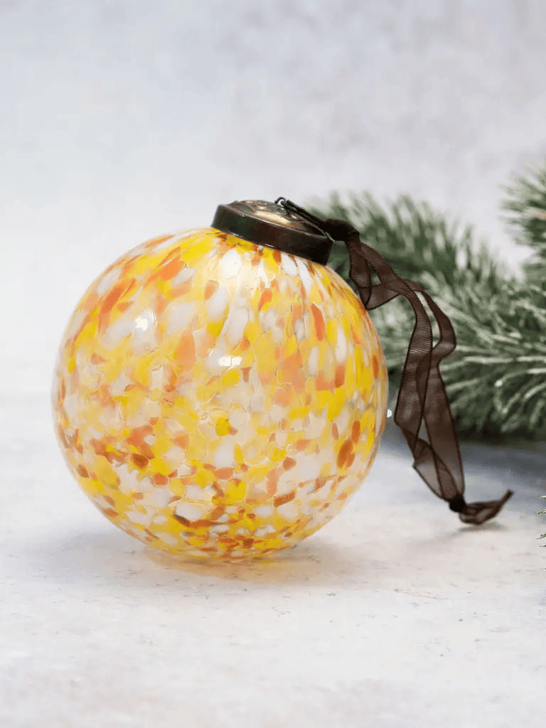 Décoration Boule de Noël blanche et ocre en verre soufflé artisanal indien