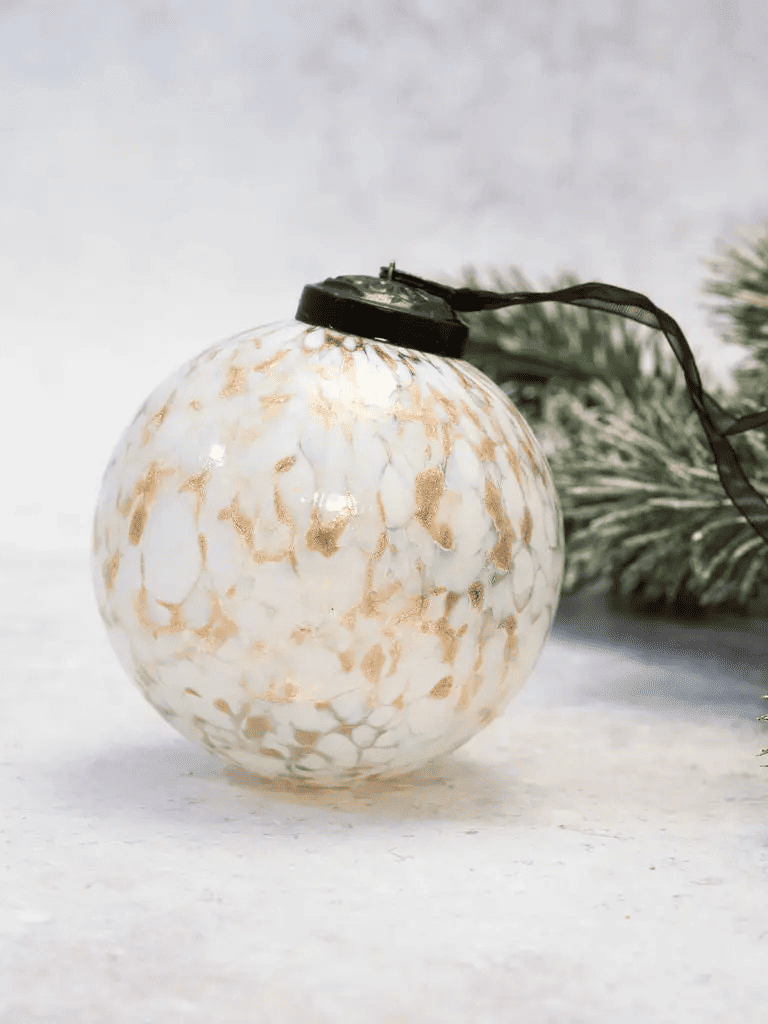 Décoration de Noël blanche en verre soufflé à la bouche, fabrication artisanale indienne