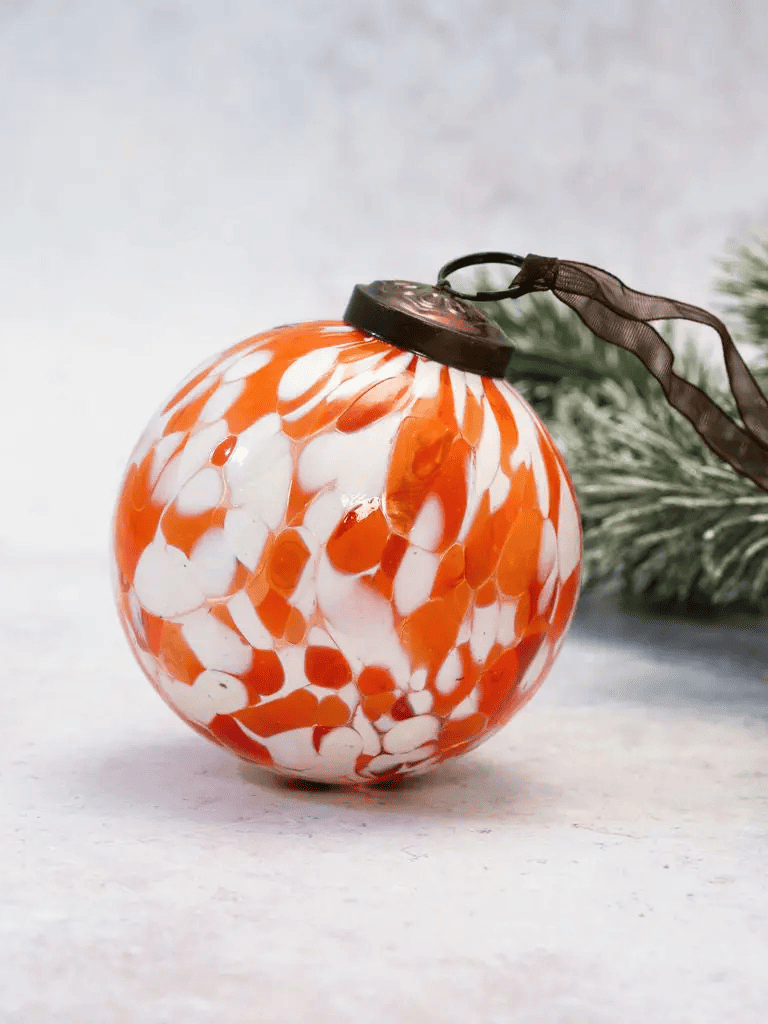 Décoration Boule de Noël orange et blanche en verre soufflé artisanal, fabrication indienne