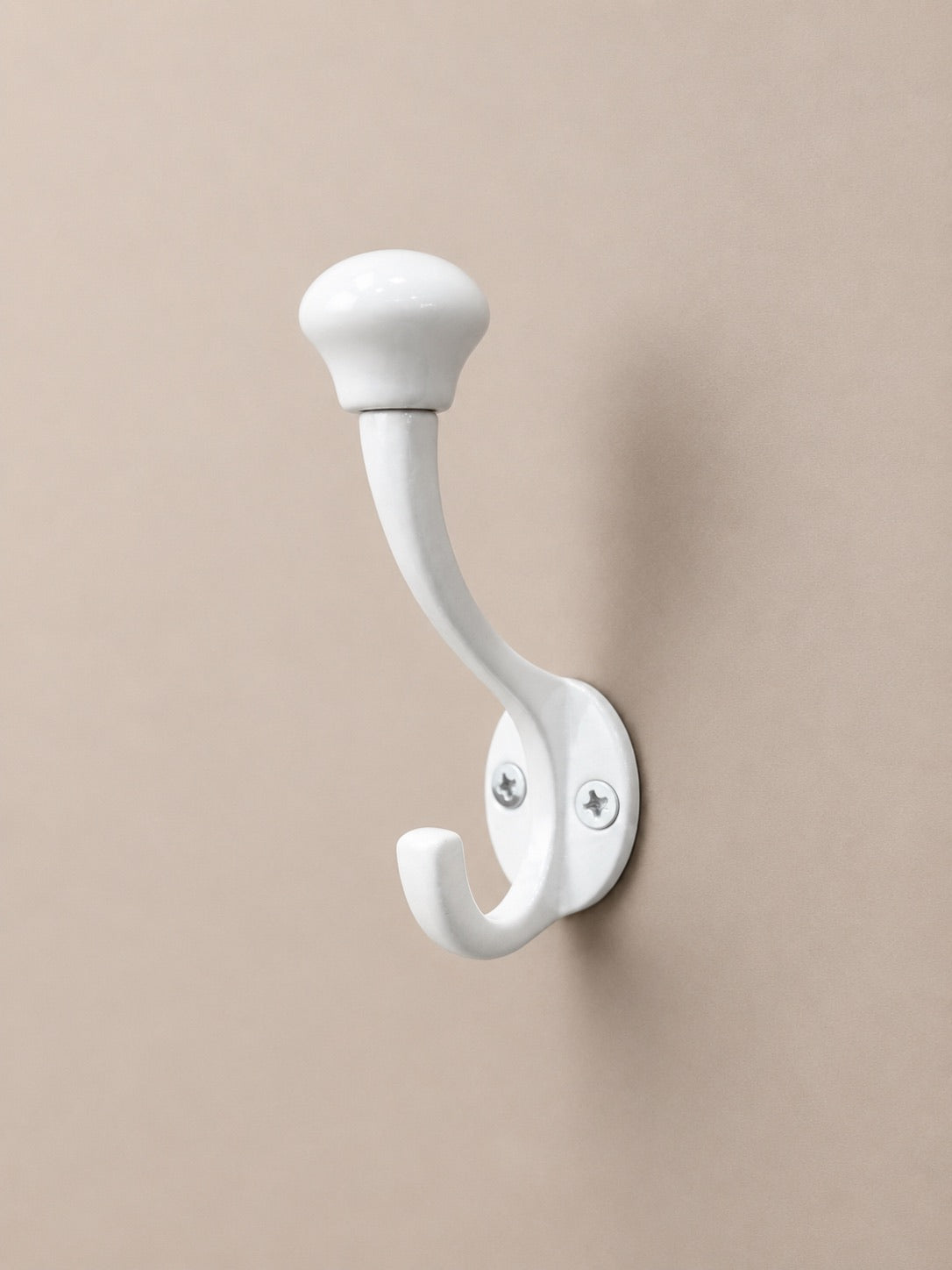 Patère en metal et céramique de couleur blanche. Fixation murale dans la cuisine, salle de bain, il est idéal pour porter des serviettes ou encore des torchons.Il apportera un style unique et épurée.