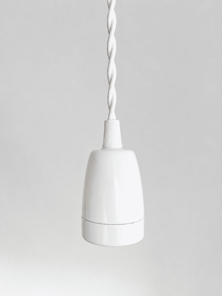detail d'une suspension en porcelaine blanche, douille en céramique blanche et câble torsadé blanc style rétro
