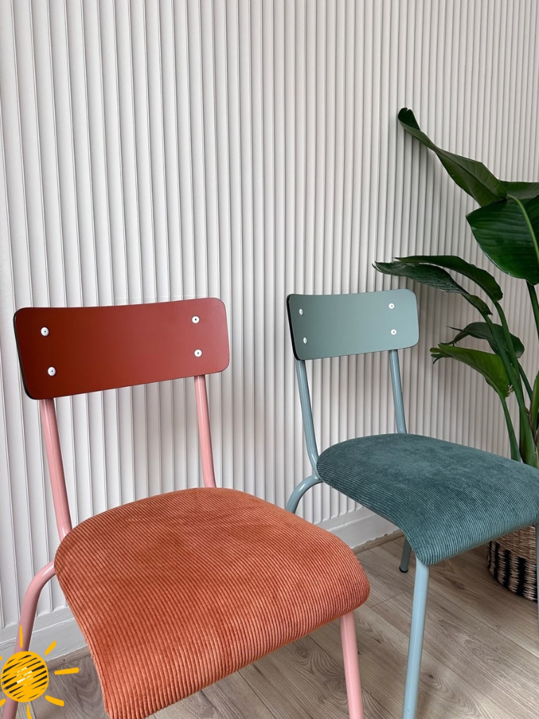 Ensemble de chaises Formica Les Gambettes avec assise en velours, mobilier coloré et vintage pour intérieur chaleureux – Maison Mimpi