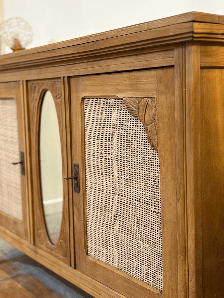 Enfilade en chêne finition noix dans un intérieur chaleureux