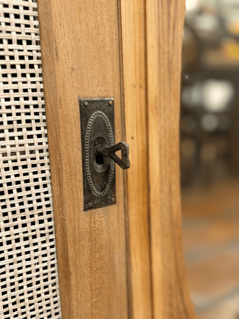 Enfilade en chêne finition noix dans un intérieur chaleureux