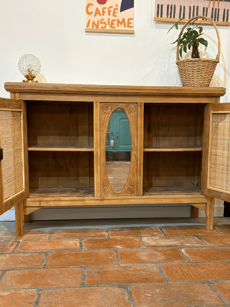 Enfilade en chêne noix avec portes ouvertes