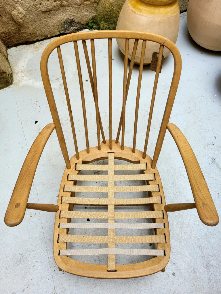 Vue de structure de l'assise, en bois restaurée à la main du fauteuil Ercol Windsor
