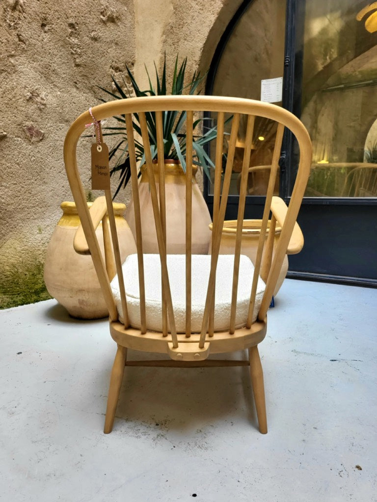 Vue du dossier, de la structure en bois massif, restaurée à la main du fauteuil Ercol Windsor