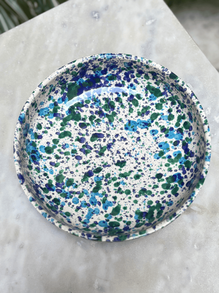 Grand plat à bord tacheté bleu et vert en céramique artisanale espagnole