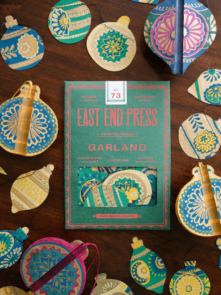 Guirlande en papier décorative East End Press aux motifs illustrés ornements