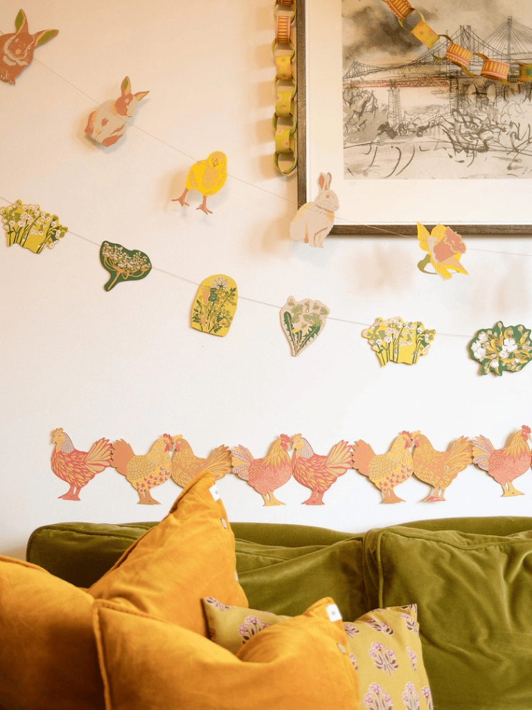 Guirlande poules East End Press suspendue dans une cuisine au style vintage
