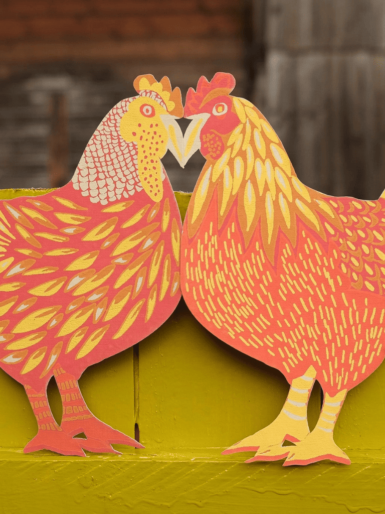 Détail des illustrations de poules imprimées sur la guirlande East End Press