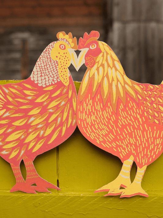 Détail des illustrations de poules imprimées sur la guirlande East End Press