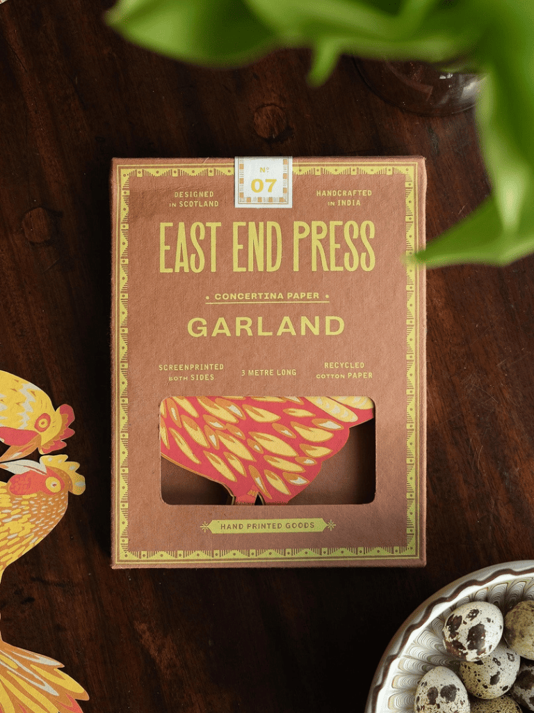 Guirlande décorative en papier motif poules de la marque East End Press