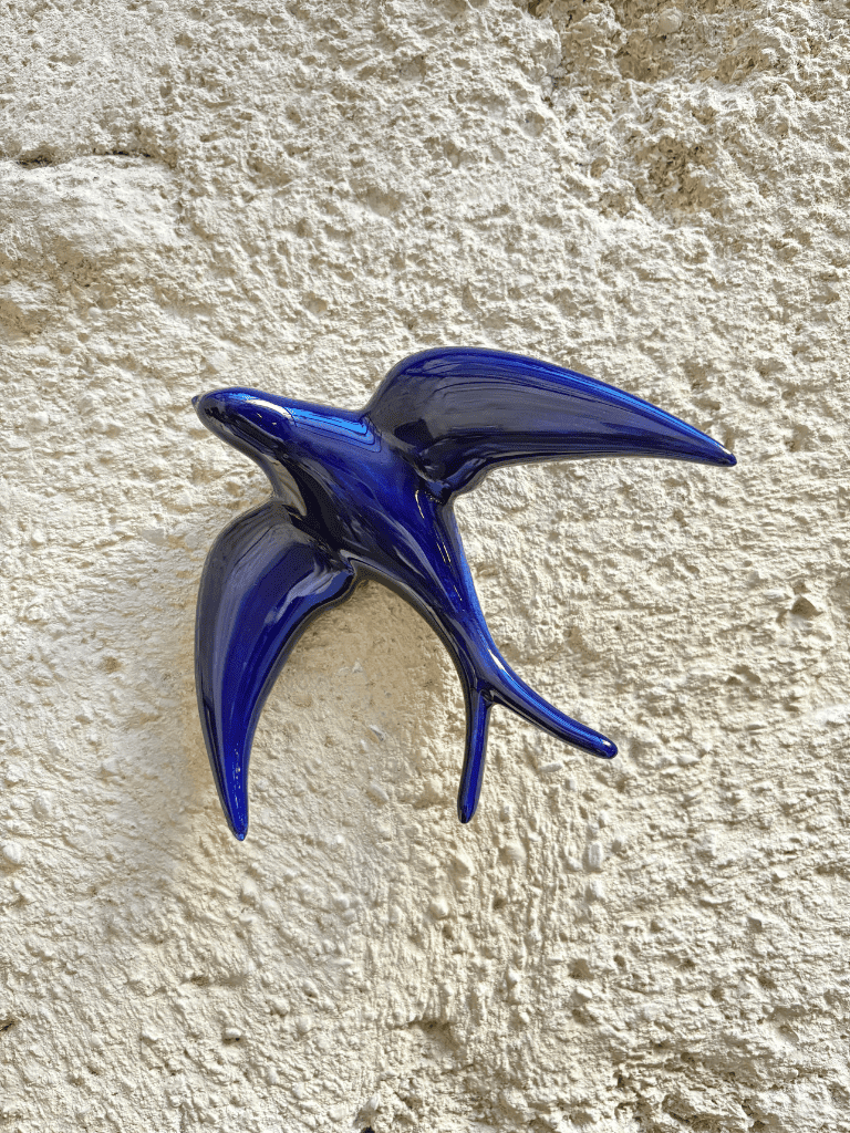 hirondelle bleue au mur
