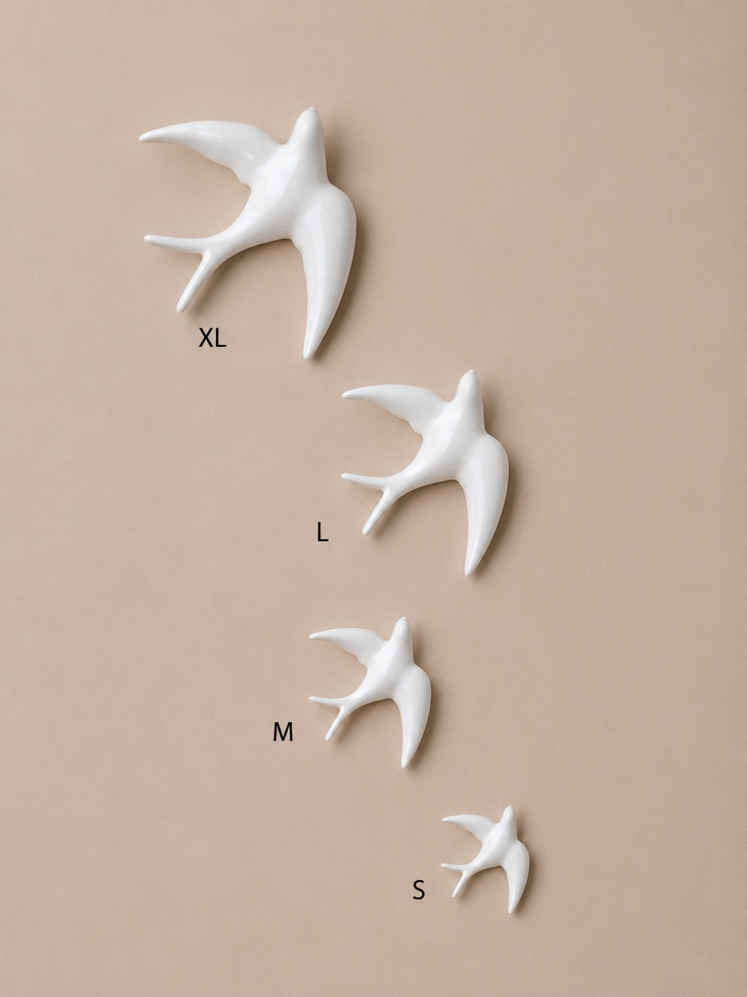 Hirondelle, oiseau en céramique, porcelaine blanche. Ailes incurvées. Fixation murale. Décoration aussi bien qu'intérieur qu'extérieur. Idéal pour ajouter un style méditerranéen.