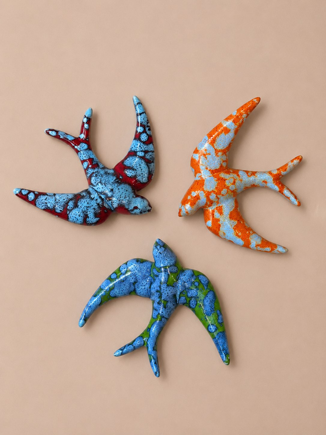 Hirondelles, oiseaux en céramique, porcelaine de couleur rouge, bleu, verte et orange. Fixation murale, idéale pour une décoration intérieur ou extérieur pour ajouter une touche de style méditerranéen.