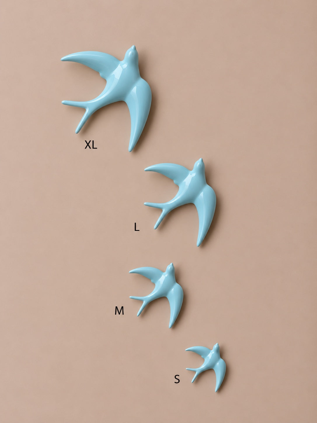 Hirondelle, oiseau de couleur aigue-marine ou bleu ciel, en matière céramique. Fixation murale, extérieur ou intérieur pour ajouter un style naturelle et authentique.
