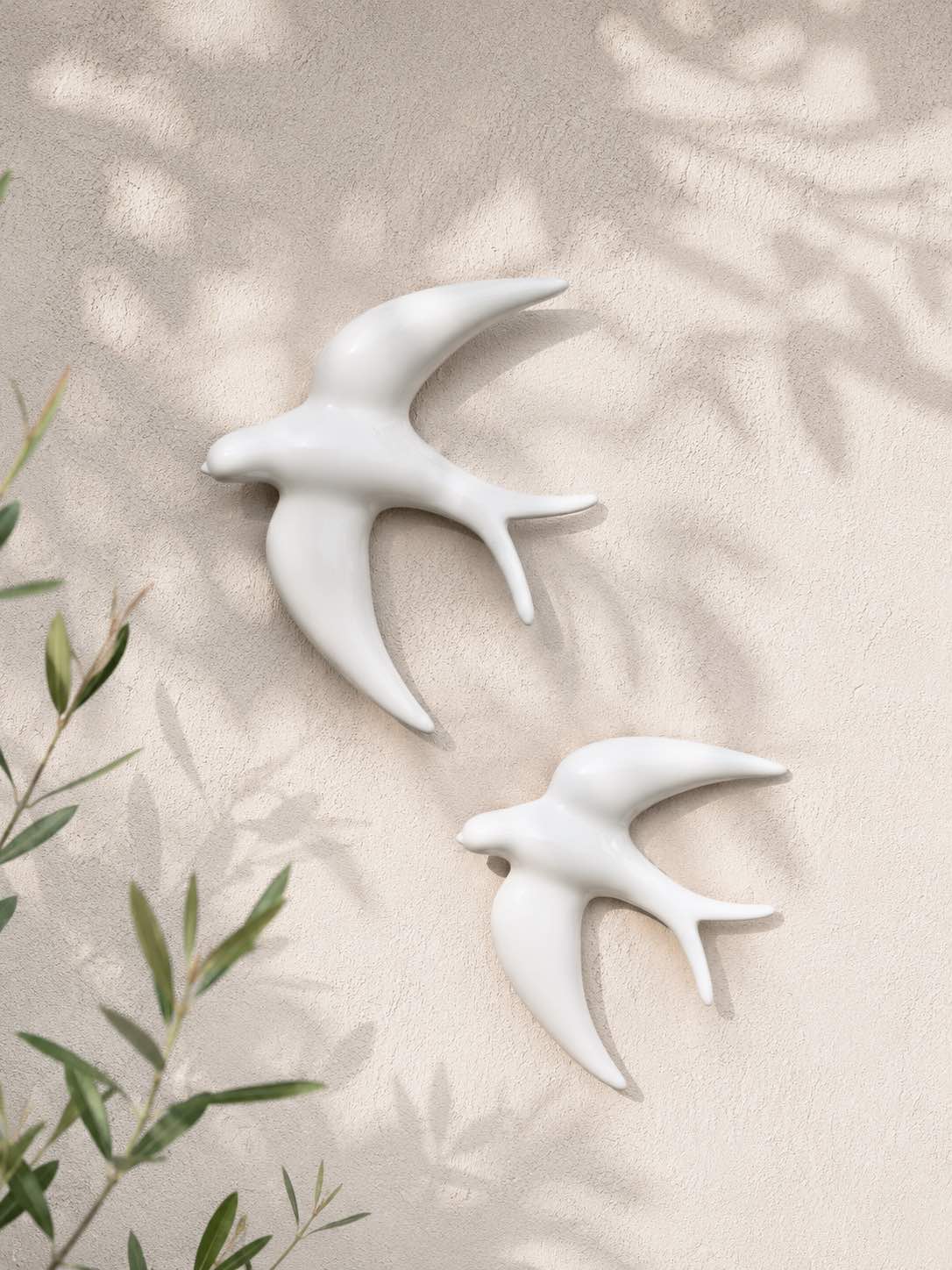 Oiseau ou hirondelle, symbole de liberté, faîte de céramique, porcelaine de couleur blanche. Fixation murale. Venez ajoutez un style marin, ou scandinave à votre décoration intérieur ou extérieur. 