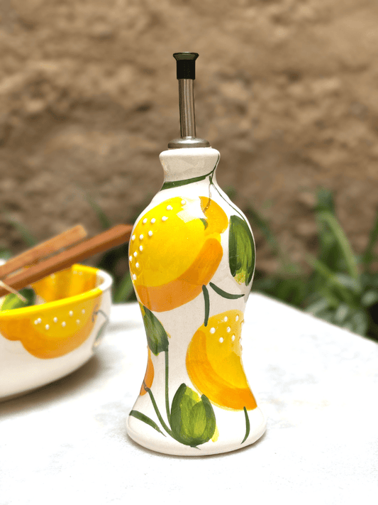 Huilier artisanal en terre vernissée contenant de l’huile d’olive, décor méditerranéen, accessoire pratique et décoratif