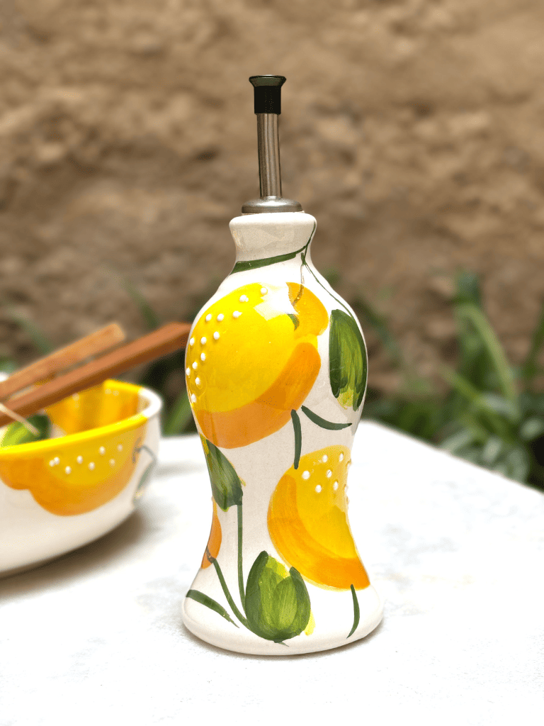 Huilier artisanal en terre vernissée contenant de l’huile d’olive, décor méditerranéen, accessoire pratique et décoratif dans la cuisine pour les salade 