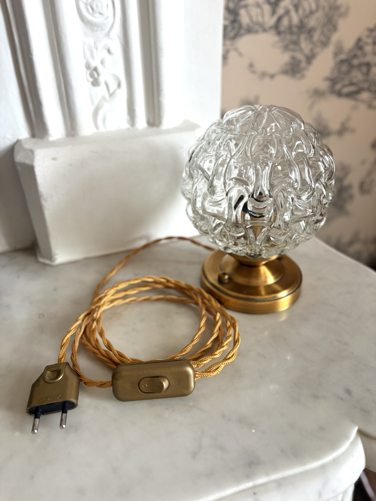 lampe a poser vue de face avec cable sur marbre blanc