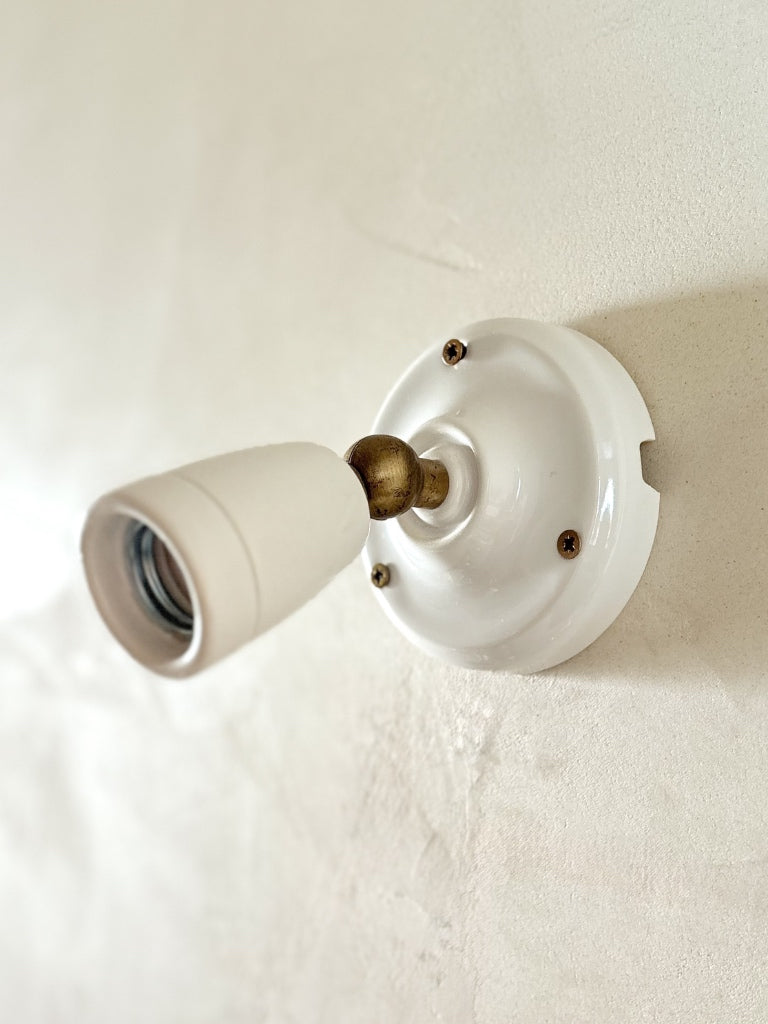 applique murale en céramique blanche et laiton esprit vintage, luminaire salle de bain, cuisine 