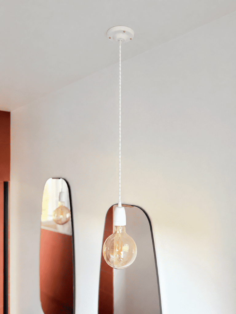 suspension céramique blanche, douille et plafonnier en porcelaine blanche, câble torsadé blanc vintage, décoration sobre
