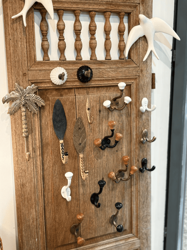 lot crochets présentés sur une porte