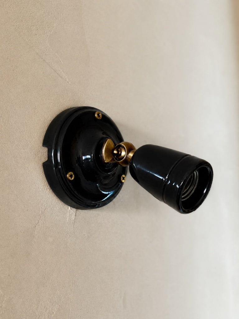 lampe pour mur en céramique noire style atelier ancien, épurée, sobre