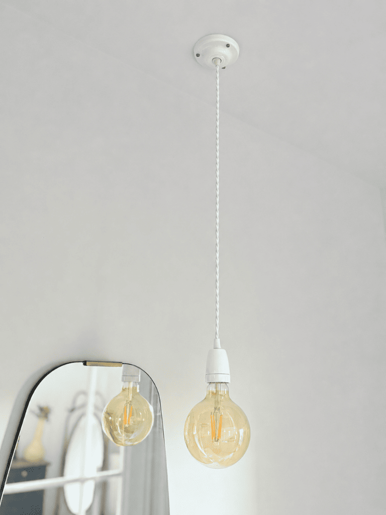 luminaire vintage en ceramique ou porcelaine blanche, câble torsadé vintage blanc, décoration vintage, campagne chic
