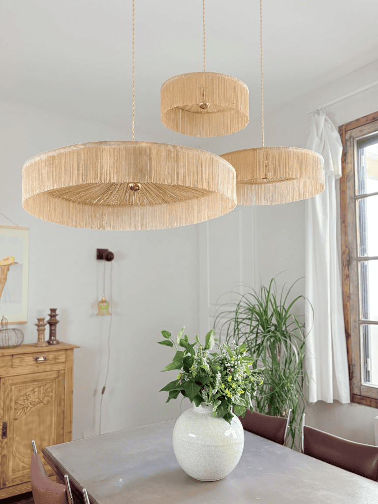 Luminaire en raphia naturel vu du dessous, trois abat-jours de tailles différentes avec franges, fabriqué en France artisanalement.