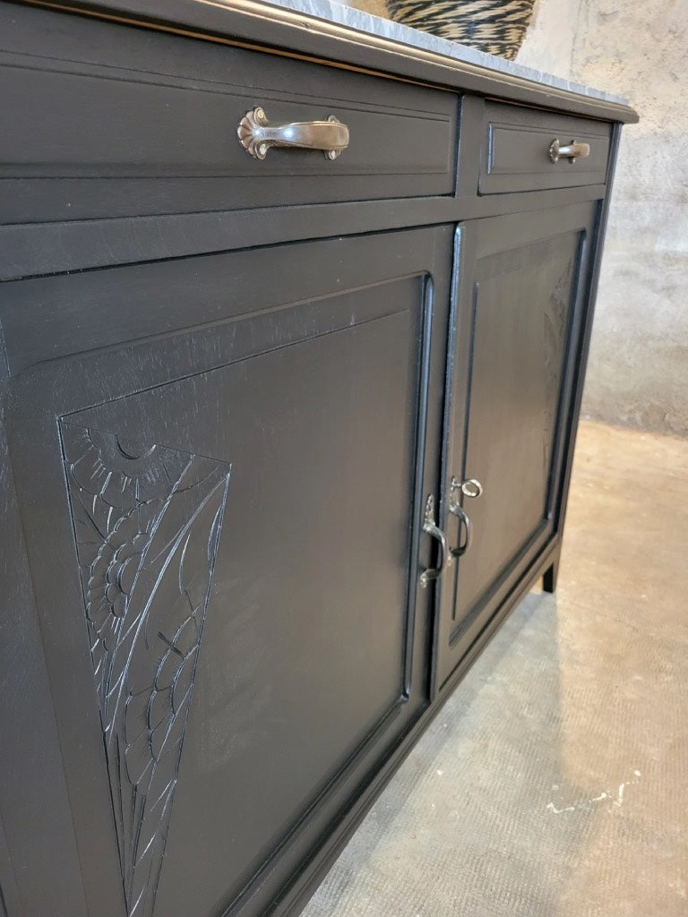 Vue latérale du buffet Art Déco restauré, mettant en valeur ses lignes équilibrées et sa silhouette classique.