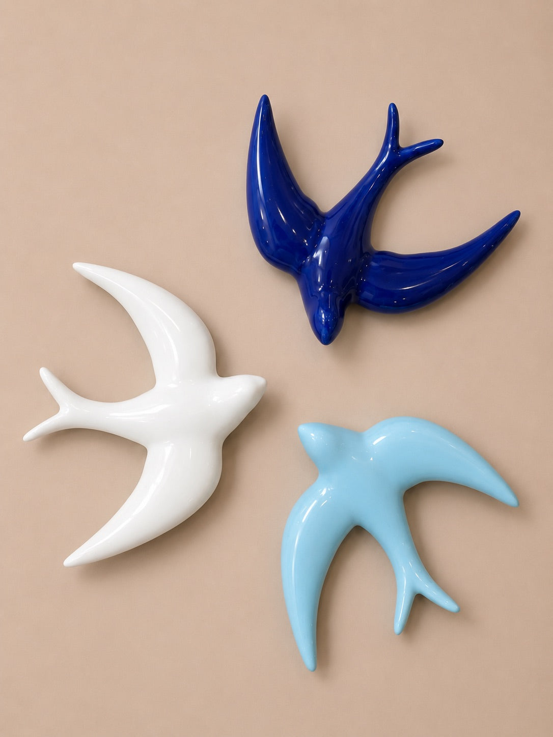 Hirondelle ou oiseau en céramique blanche, Bleue ou aigue-marine. Ailes incurvées. Fixation murale pour ajoutera votre décoration un style bord de mer.