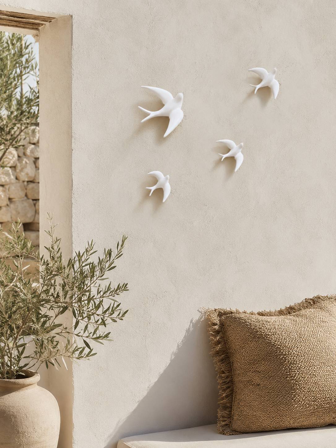 Ces hirondelles ou oiseaux en céramique blanche avec ses ailes incurvées, fixation murale, ajoutent un style unique avec leur design épurées.
