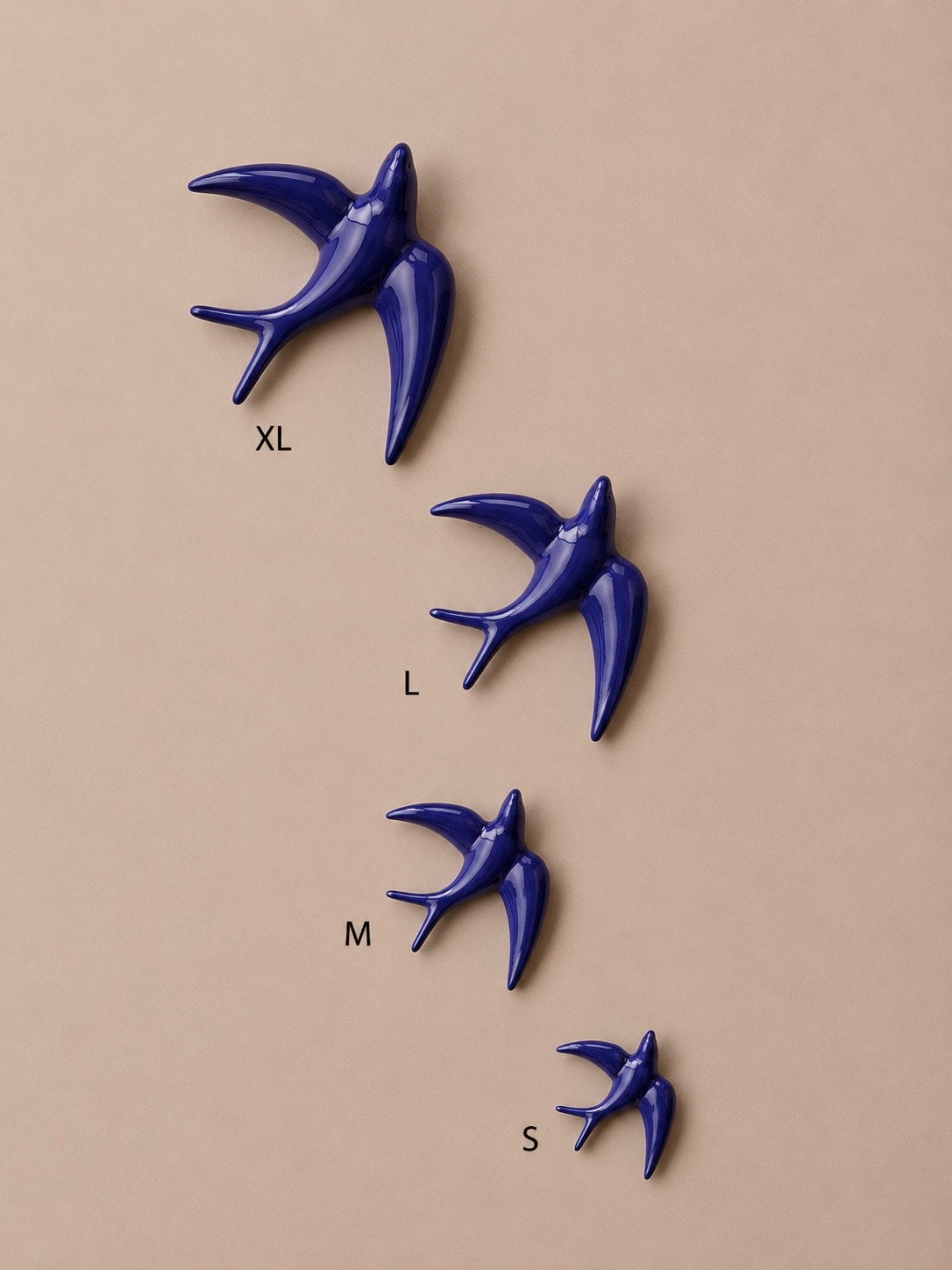 Oiseau, hirondelle en céramique, porcelaine bleue. Ailes incurvées. Fixation murale pour décorer votre extérieur ou intérieur pour ajouter un peu de sud chez vous.