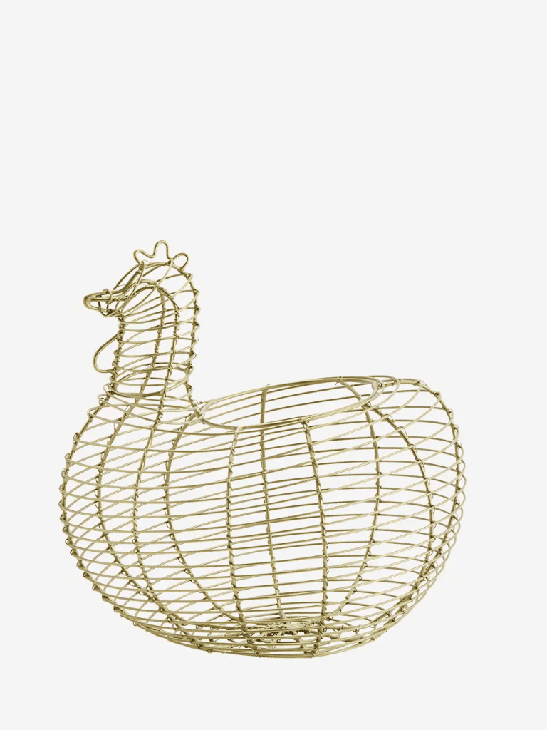Panier à œufs en fer en forme de poule sur fond blanc