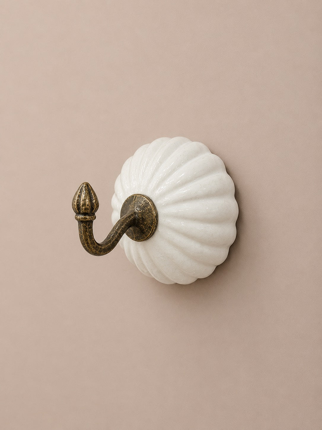 Patère avec crochet en metal et céramique ou porcelaine de couleur blanche. Idéal pour le mettre dans une salle de bain, pour servir de porte serviette. Fixation murale. Optez pour une décoration murale rétro dans votre intérieur.
