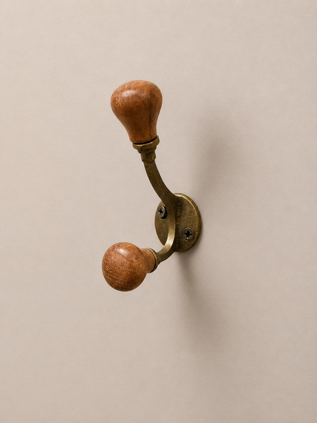 Ce patère en metal avec ses doubles crochets est idéal pour une fixation murale dans une entrée ou dans une chambre pour porter des vêtements ou encore des chapeaux. Il apportera un style ancien, vintage. 