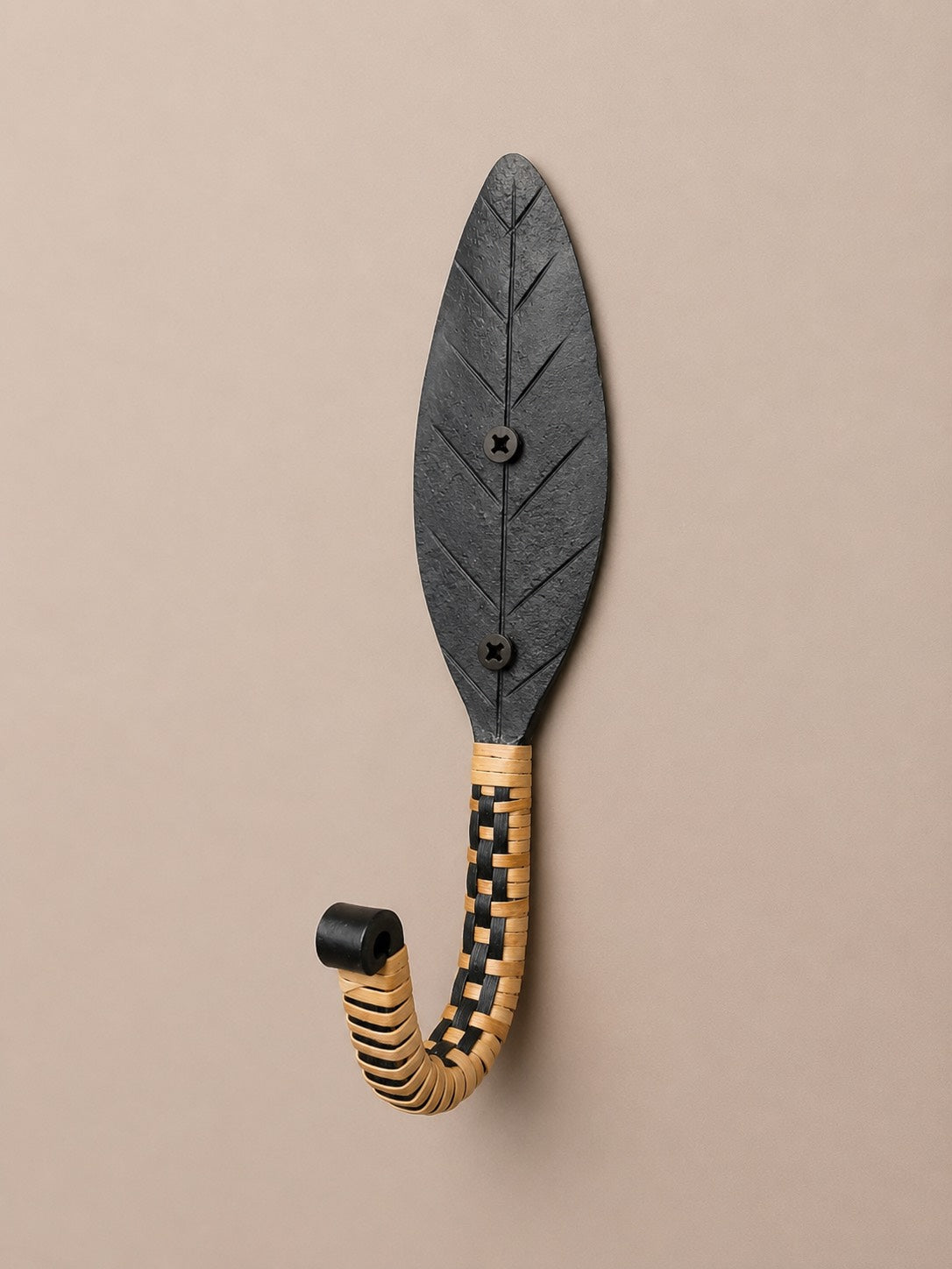 Patère en forme de feuille en métal, noir et son crochet en bois. Fixation murale. Idéal pour faire porte clés, porte torchon. Ajoutez une décoration naturelle et authentique à votre intérieur.
