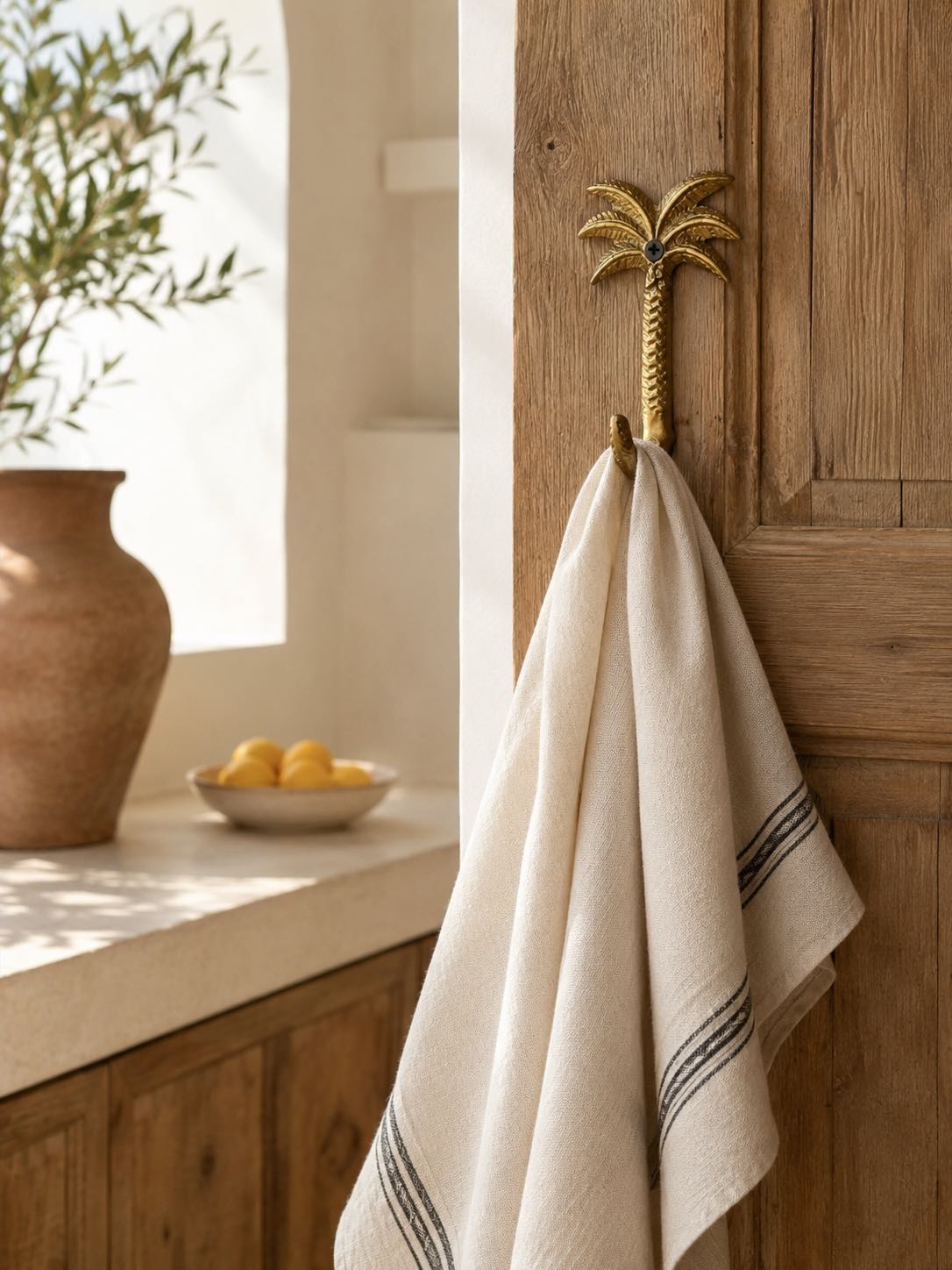 Crochet simple, patère en forme de palmier, matière métal doré. Fixation murale, idéal pour servir de porte torchons dans une cuisine, de porte clés à l'entrée, de porte manteaux, de porte serviettes dans une salle de bain ou encore de porte accessoires dans une chambre. Décoration, tropicale, méditerranéenne.