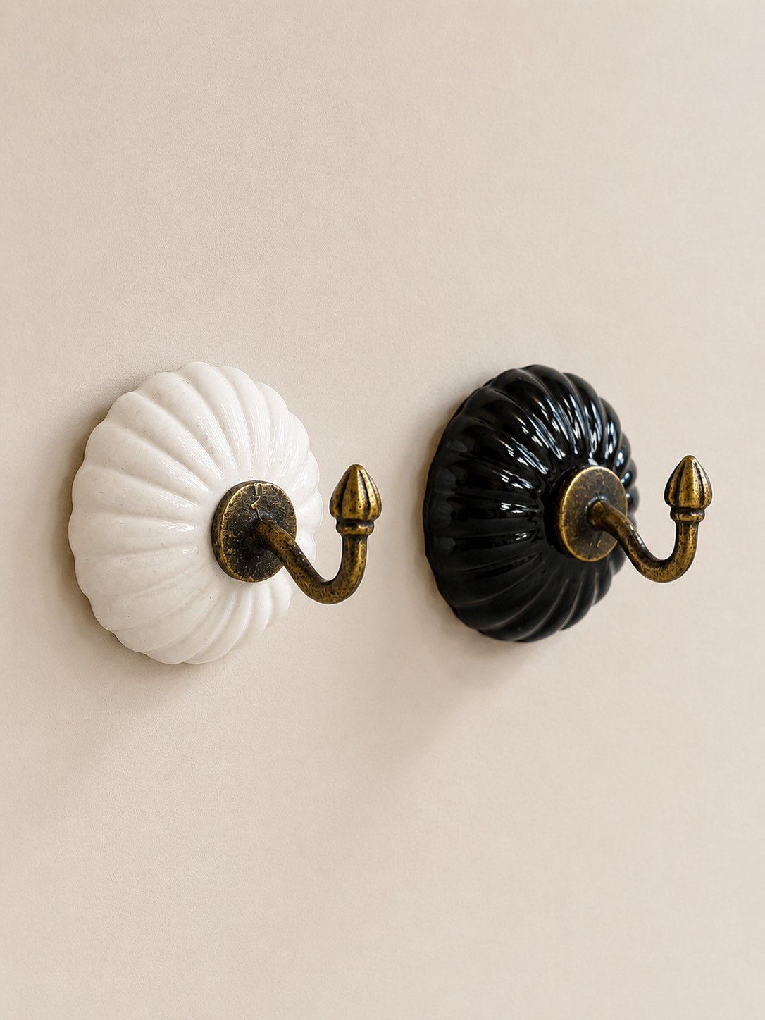 Patère en crochet simple, céramique, porcelaine. Couleur noir et blanc. Fixation murale, utile dans une entrée pour faire porte manteaux, porte clés. Venez intégrer son style ancien a votre décoration intérieur.