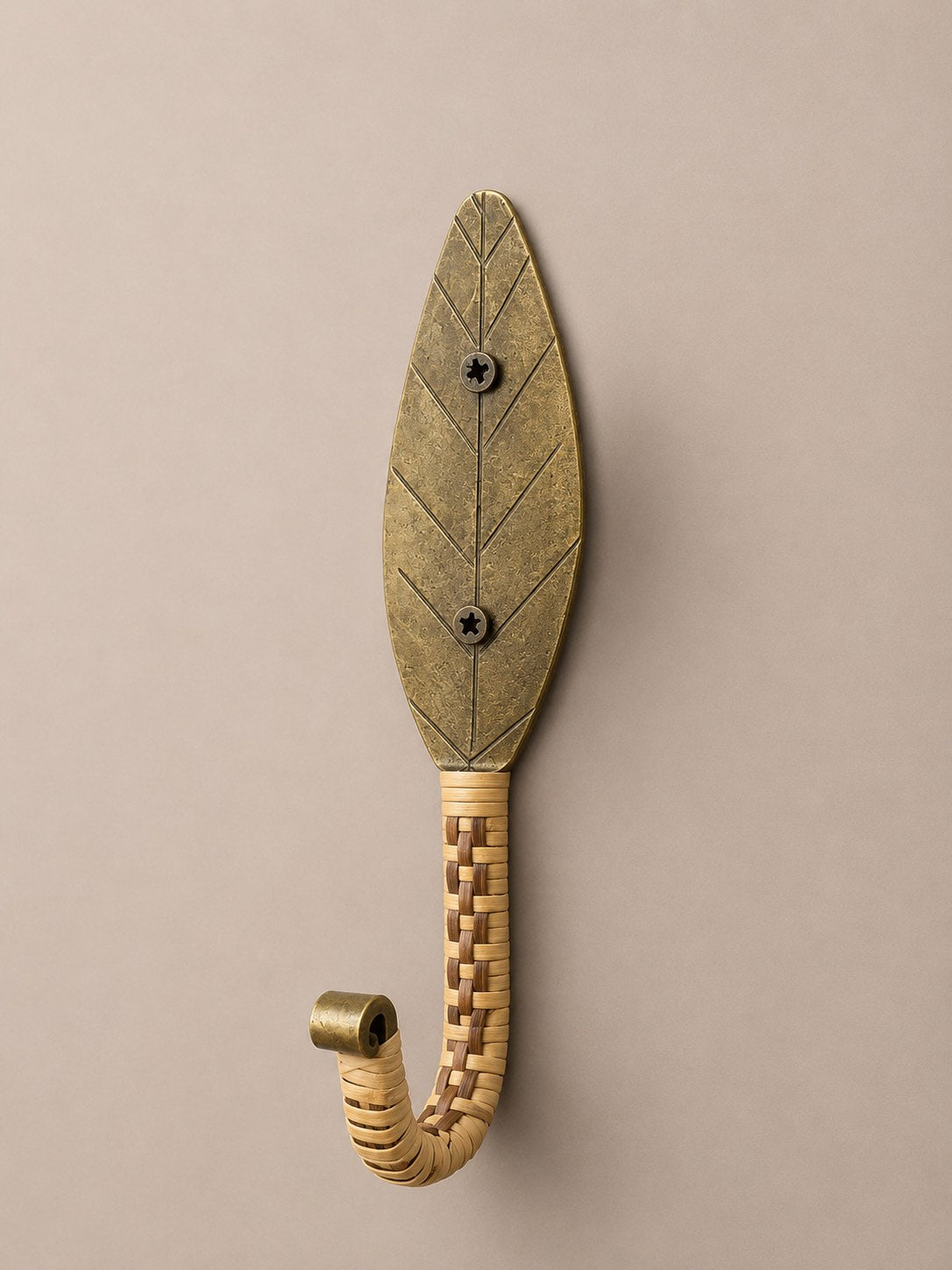 Patère en forme de feuille ou plume avec un crochet simple de couleur or et de matière en bois. Avec son style inspiré de la nature, venez rajouter une décoration unique. Avec sa fixation murale, vous pouvez l'intégrer dans la cuisine, l'entrée, le salon. Il peut servir de porte torchon, de porte manteaux ou encore de porte clés.