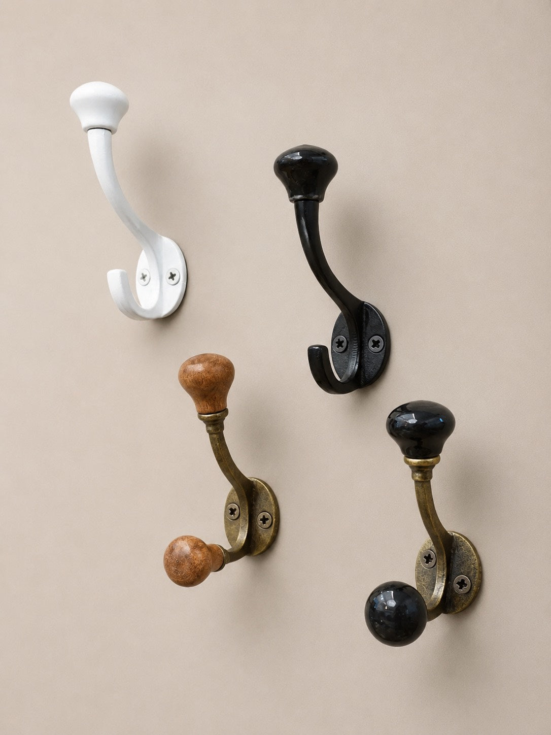 Ensemble de patère à double crochet en céramique de couleur blanche, noir, bronze avec ses finitions en bois et doré avec ses finitions noir classique. Fixation murale, idéal pour faire porte manteaux, porte clés. Style vintage.