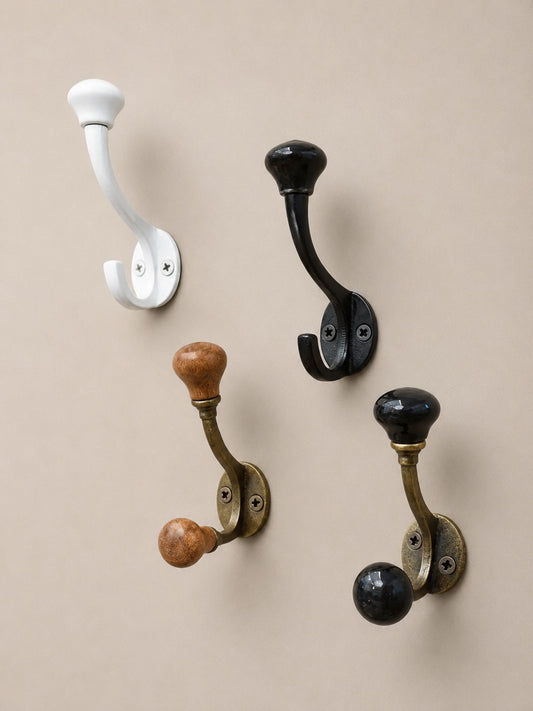 Ensemble de patère à double crochet en céramique de couleur blanche, noir, bronze avec ses finitions en bois et doré avec ses finitions noir classique. Fixation murale, idéal pour faire porte manteaux, porte clés. Style vintage.