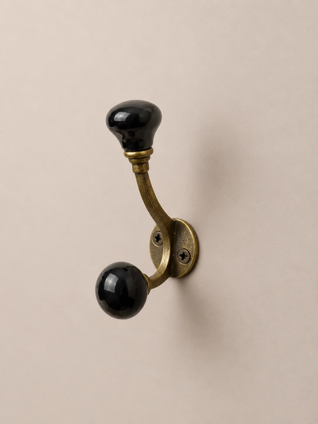 Patère, crochet en céramique, porcelaine vintage en couleur bronze avec ses embouts noir, est idéal dans une cuisine ou dans une entrée pour porter sois des clés, des torchons. Il apportera un style unique et épurée.