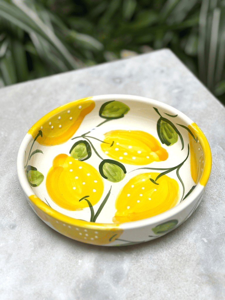 coupelle, recipient en poterie espagnole artisanale. Décor citron, vaisselle méditerranéenne. 
