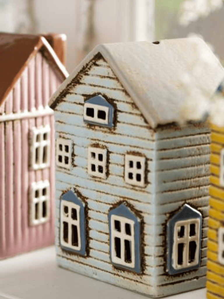 Maison photophore en céramique bleu ciel dans une décoration scandinave